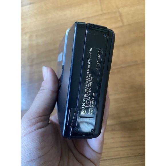 Sony Walkman WM-F2015 FM/AM Cassette Player Radio Parts Or Repair Not Tested - Picture 6 of 8